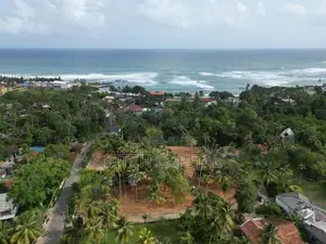 Midigama සoචාරක පුරවරයෙන් මුහුදු වෙරළ තීරයට සමීපයෙන් බිම් කොටස්
