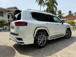 Toyota Land Cruiser Sahara Modelista 2024