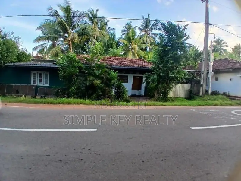 Commercial Property for Sale in Gampaha Miriswatta Wathuregama Road