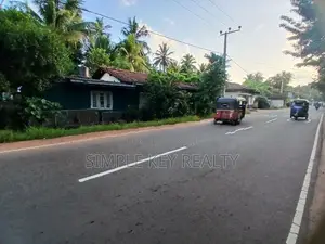 Commercial Property for Sale in Gampaha Miriswatta Wathuregama Road