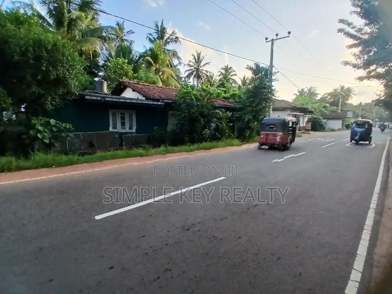 Commercial Property for Sale in Gampaha Miriswatta Wathuregama Road