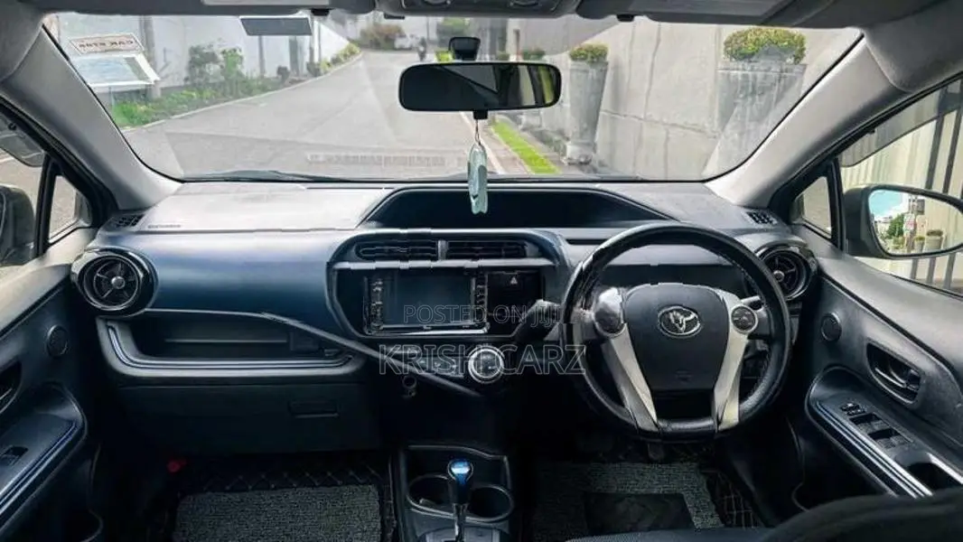 Toyota Aqua Urban 2015