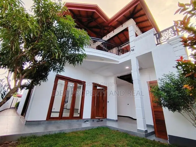 (SDS-480) Semi Luxury Modern Three storey House for Sale in Arawwala