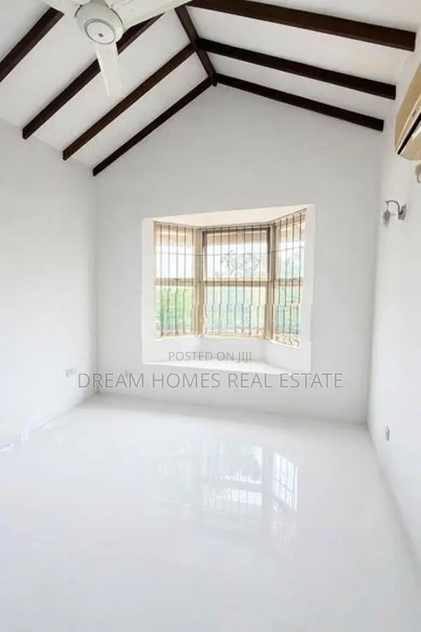 Spacious Two-Storey House for Rent – Akuregoda, Pelawatte, Battaramull