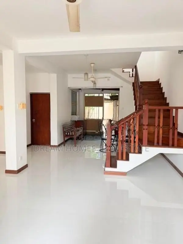 Spacious Two-Storey House for Rent – Akuregoda, Pelawatte, Battaramull