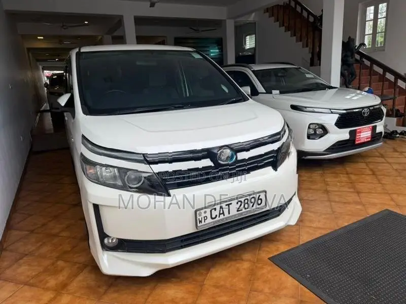 Toyota Voxy 2015