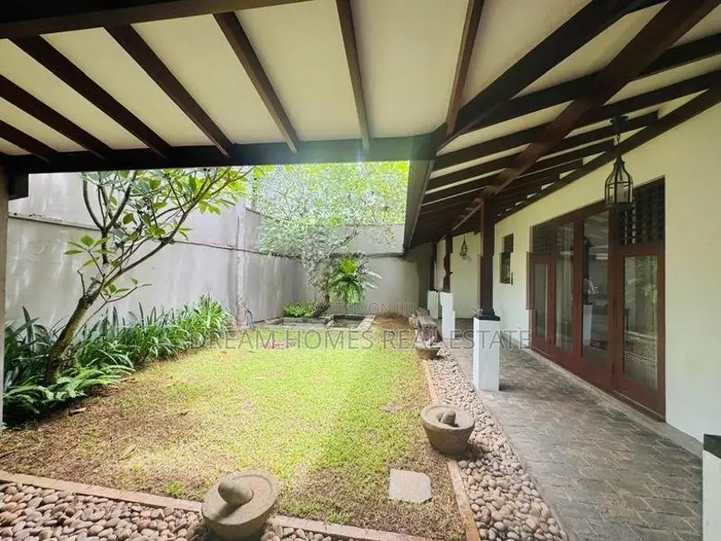 Luxurious House with Paddy Field View Pool for Sell – Battaramulla