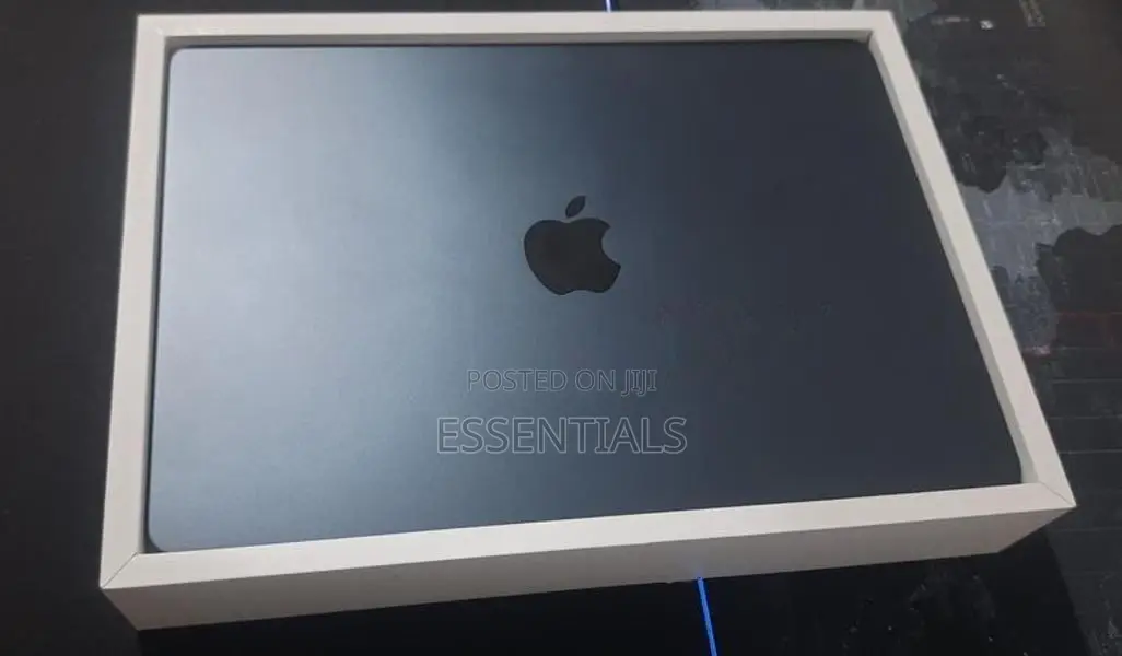 Apple Macbook Air M2 CC 102