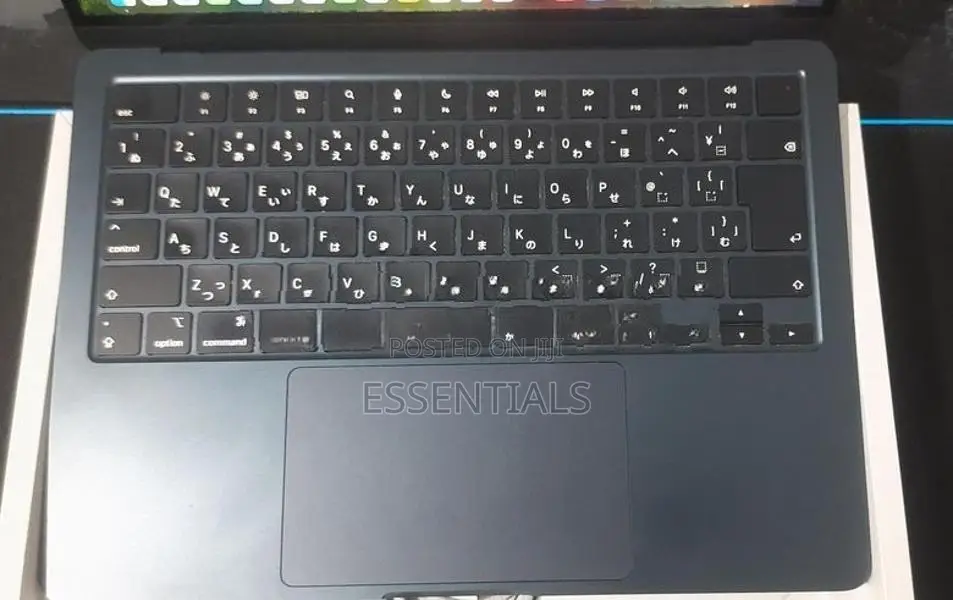 Apple Macbook Air M2 CC 102
