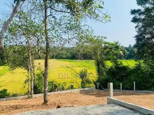 මාතර බස් පාරෙන් වෙලකට මුහුණලා ඉඩමක්