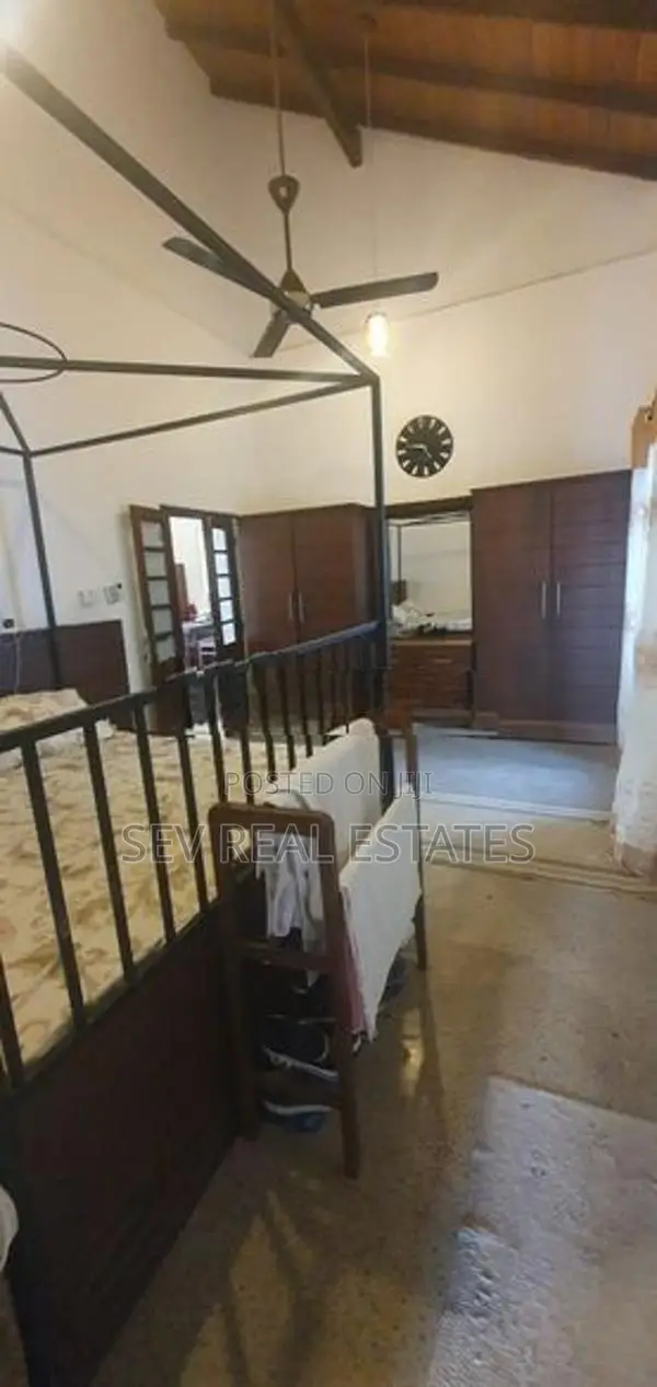 Ten Bedroom Colonial Bungalow for Rent in Mount Lavinia (Furnished)