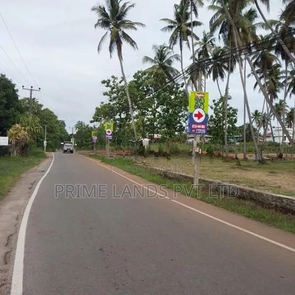 කුරුණෑගල ටවුමට විනාඩි 5 දුරින් පැල්ලන්දෙණිය හන්දියෙන් ඉඩමක්