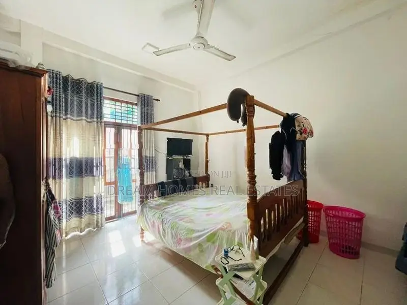 Spacious 5-Bedroom House for Sale in Kadawatha