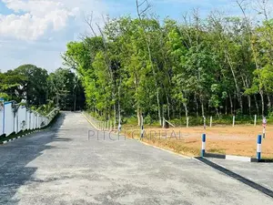 Kaluaggala පැය 24ම බස් යන එන 122 ප්‍රධාන පාරට මුහුණලා බිම් කොටස්