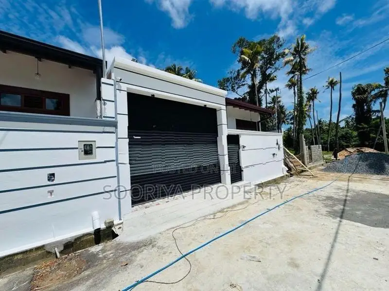 ගෘහ නිර්මාණ ශිල්පයට අනුව තැනූ Brand New House for Sale in Piliyandala