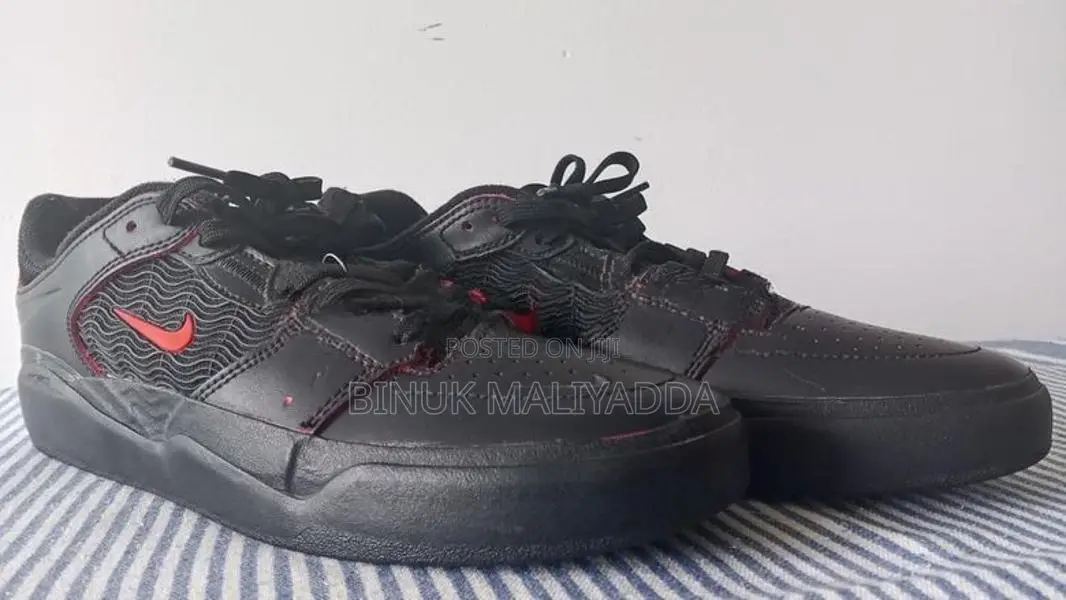 Nike SB Ishod Skate / Casual Sneakers - Black with Red