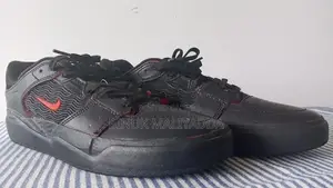Nike SB Ishod Skate / Casual Sneakers - Black with Red