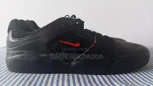 Nike SB Ishod Skate / Casual Sneakers - Black with Red