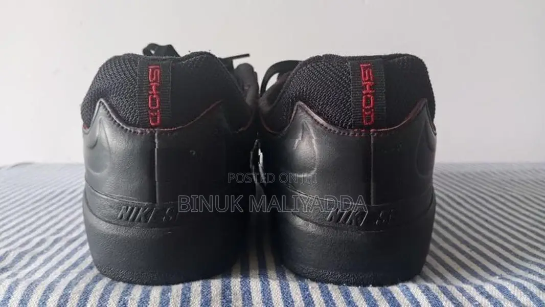 Nike SB Ishod Skate / Casual Sneakers - Black with Red