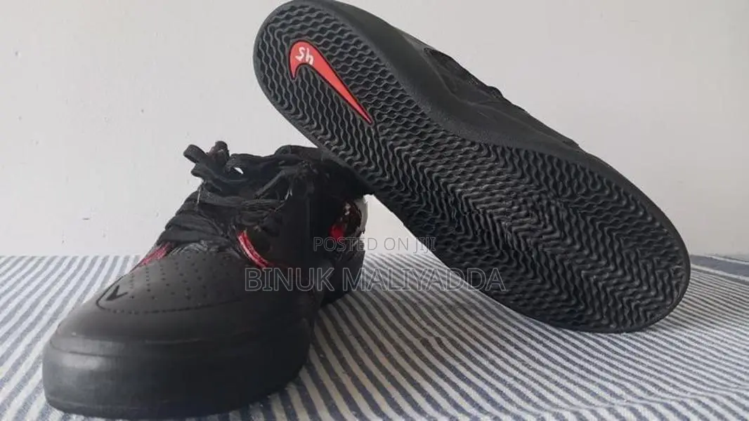 Nike SB Ishod Skate / Casual Sneakers - Black with Red
