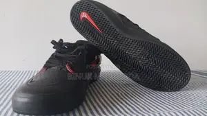 Nike SB Ishod Skate / Casual Sneakers - Black with Red