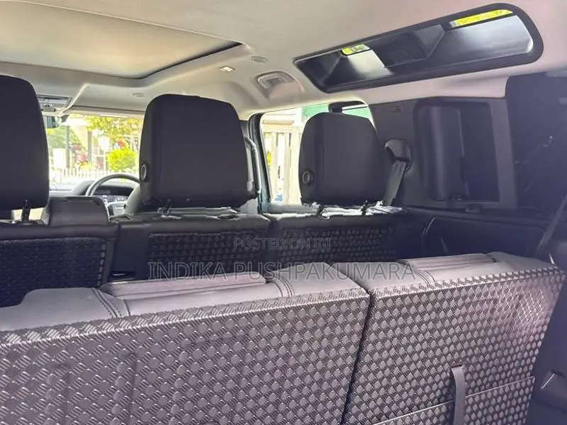 Land Rover Defender P300 X Dynamic SE 2025