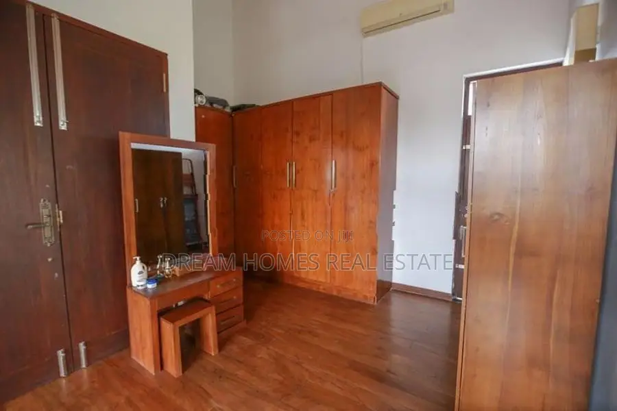 31.0 perches Luxurious 5-Bedroom House for Sale in Nugegoda