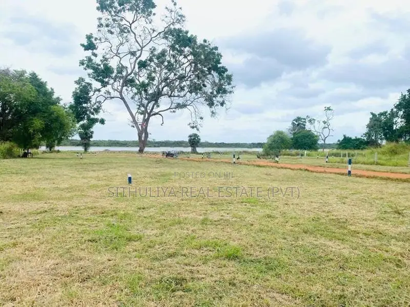 උලුක්කුලම හංදියෙන් පුත්තලම් පාරට ලගින්ම ඉඩමක්
