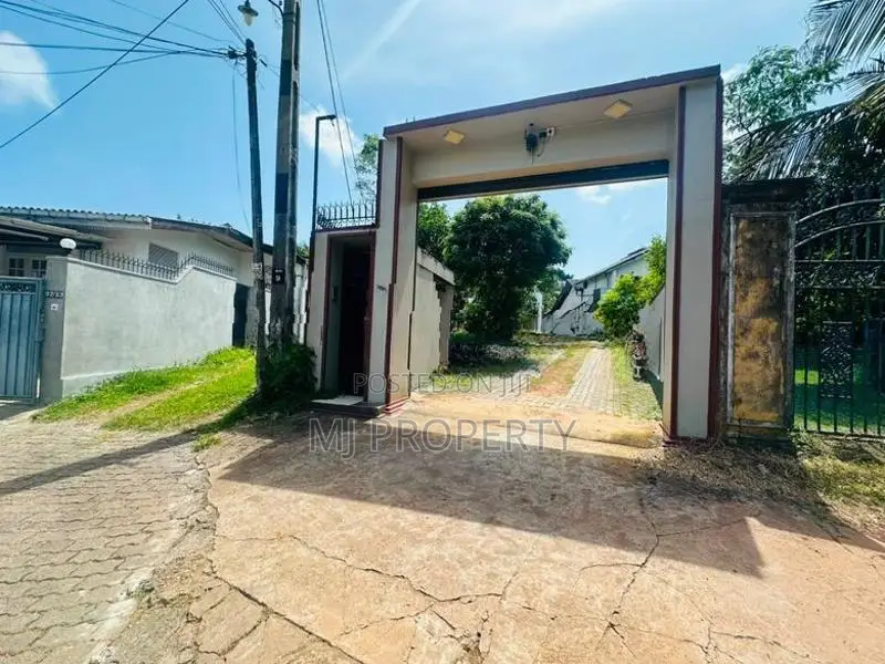 ( YS-1113) Valuable Three Storey House Sale in Nugegoda