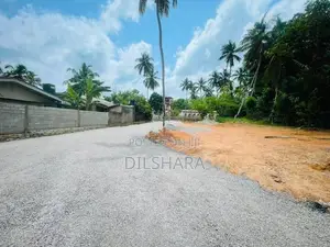 නුවර කොළඹ මාර්ගයට ඉතාම ආසන්නව වටිනා බිම් කොටස් කිහිපයක්