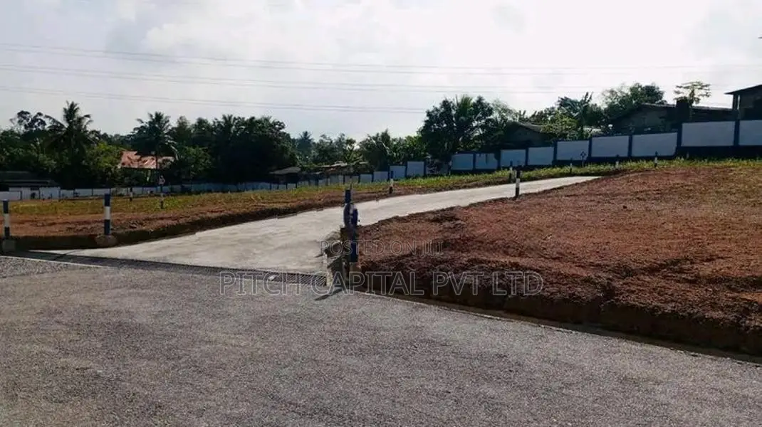 122 ප්‍රධාන පාරට මුහුණලා වටිනා බිම් කොටස් කලුඅග්ගලින්