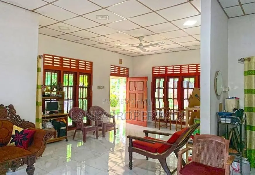 වැලිවේරිය ඇබරළුව ප්‍රදේශයේ පිහිටි හොඳින් නඩත්තු කරන ලද නිවසක් විකිණීමට
