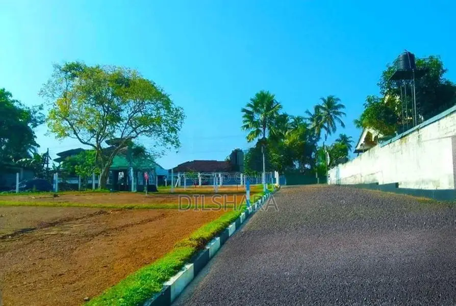 Gampaha උඩුගම්පොලින් වටිනා බිම්කොටසක් විකිණීමට