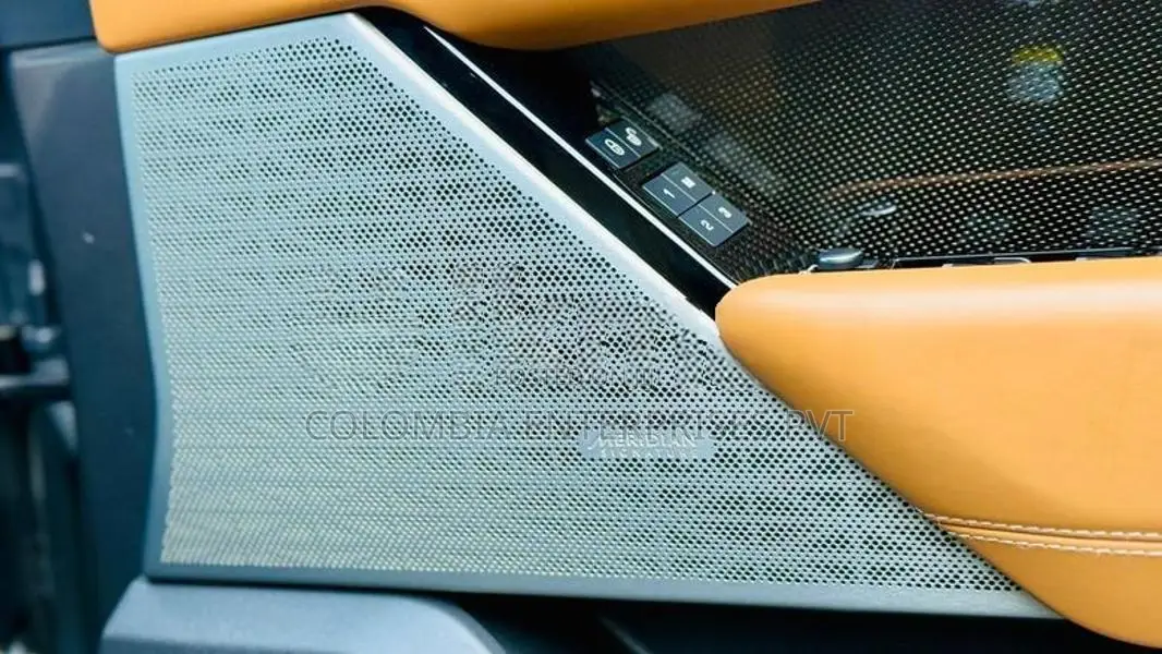 Land Rover Range Velar P300 R-Dynamic SUV 2018