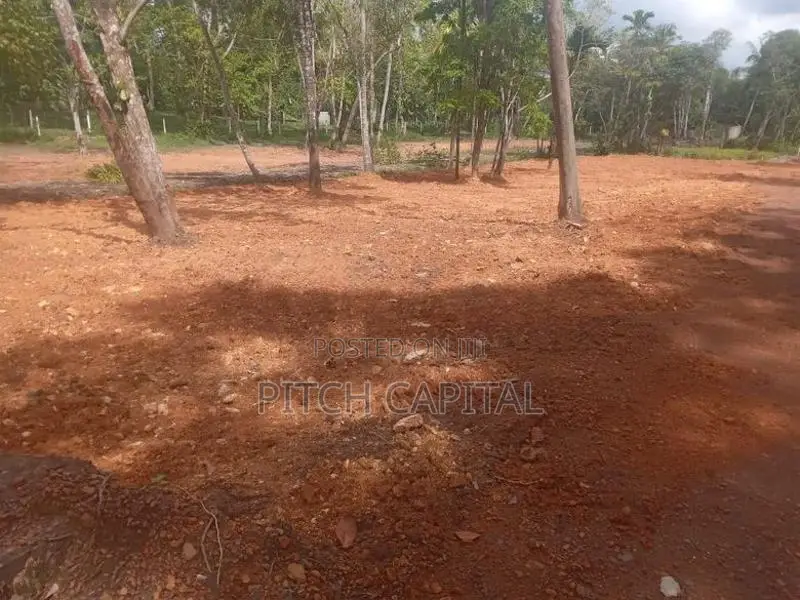කොග්ගල වැව ලඟින් ඉඩම්