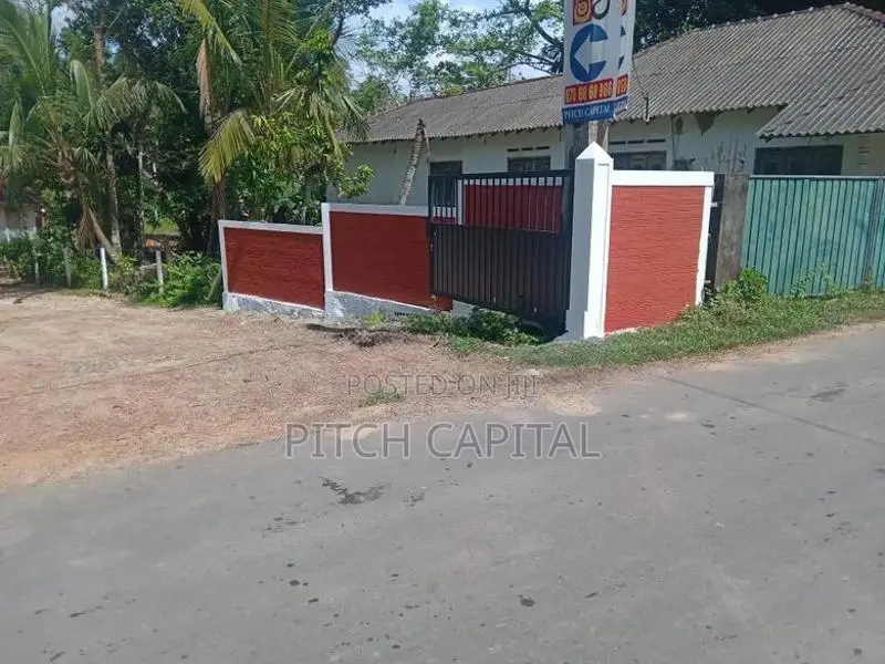 කොග්ගල වැව ලඟින් ඉඩම්