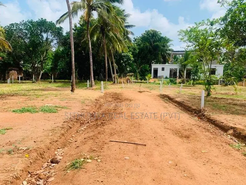සින්නක්කර බිම් කොටස් අනුරාධපුර පූජා නගරයෙන්ම