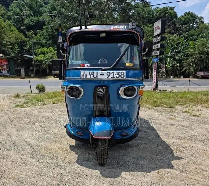 Bajaj RE 205 2011