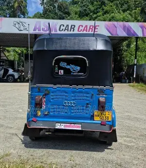 Bajaj RE 205 2011