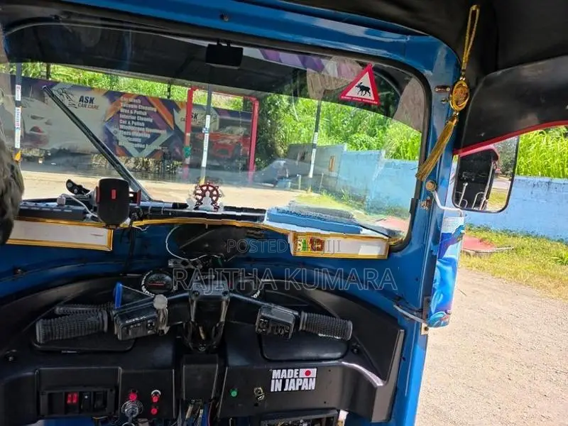 Bajaj RE 205 2011