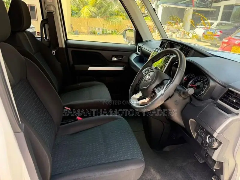 Toyota Roomy Custom GT 2024