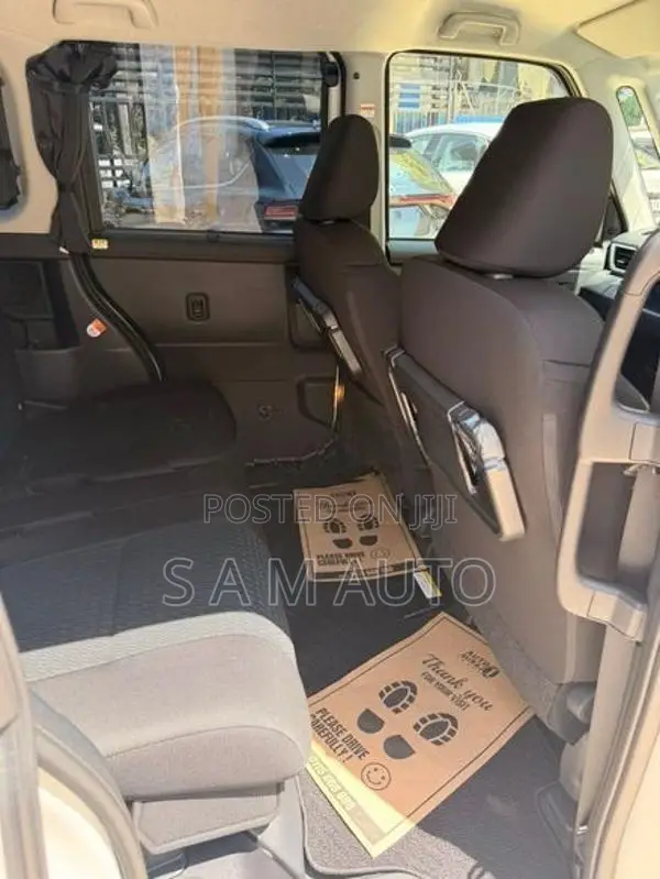 Toyota Roomy Custom GT 2024