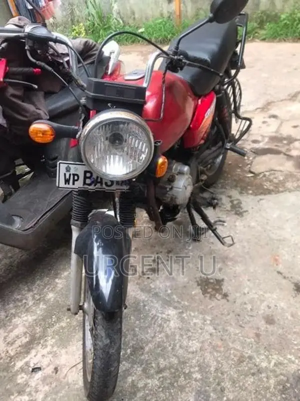 Bajaj Boxer 2013