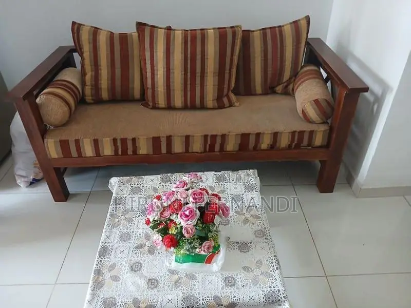 තේක්ක සෝෆා
