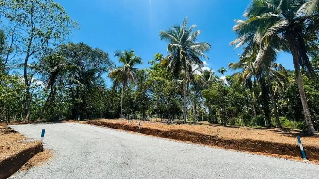 සියලු පහසුකම් සමගින් පදිංචියටත් වටිනා ඉඩම් කහතුඩුව