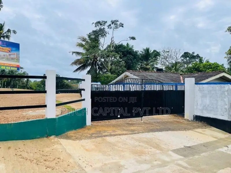 බණ්ඩාරගම උයන්වත්ත වැවට මුහුණලා ඇති වටිනා ඉඩමක්