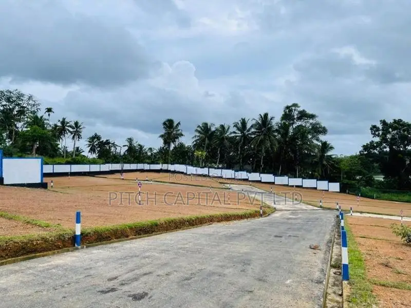 බණ්ඩාරගම උයන්වත්ත වැවට මුහුණලා ඇති වටිනා ඉඩමක්