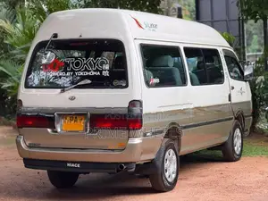 Toyota Hiace Dolphin 2001
