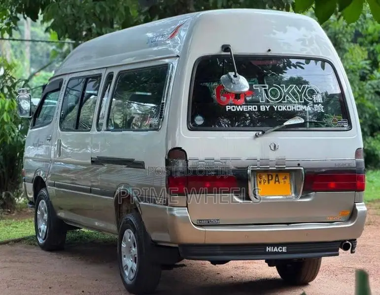 Toyota Hiace Dolphin 2001