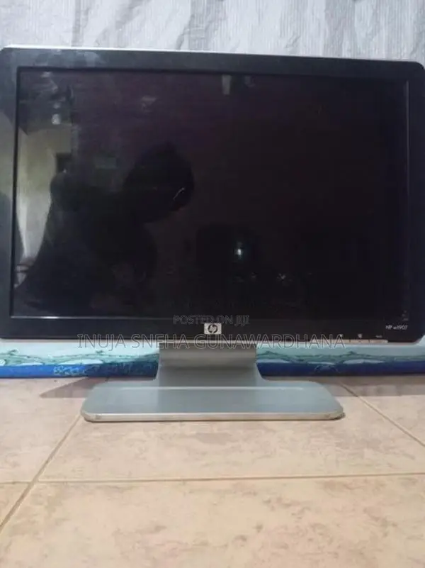 HP w1907 19" Monitor (For Parts or Repair)
